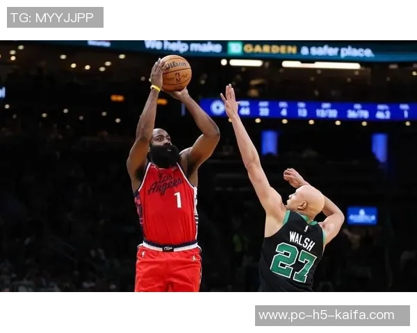 哈登经典跳投瞬间马绍尔背手防守不敢轻举妄动